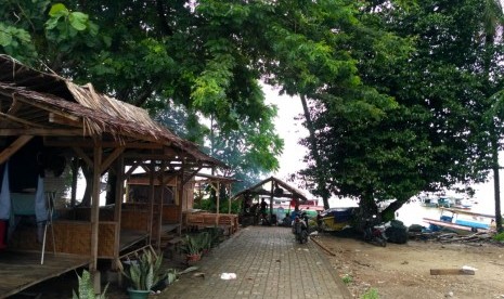 Saung di bibir pantai tetap kokoh di Kampung Cipanon, Desa Tanjung Jaya, Kecamatan Panimbang Kabupaten Pandeglang, Rabu (26/12). 