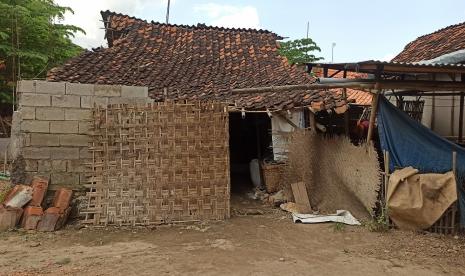 Saung Ngaji yang reyot dan bocor di Blora, Jawa Tengah.