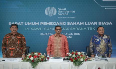 Sawit Sumbermas Sarana telah selesai melaksanakan Rapat Umum Pemegang Saham Luar Biasa (RUPSLB), di Pangkalan Bun, Jumat (7/1/2022). Foto dari kiri ke kanan Direktur Utama SSMS Nasarudin Bin Nasir,  mantan Direktur Utama SSMS Vallauthan Subraminam, Direktur Perseroan Syafril Harahap.