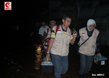 Saya (kiri) bersama teman relawan medis MER-C di lokasi banjir.