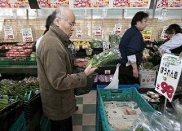 Sayur-mayur di sebuah minimarket di dekat Fukushima.