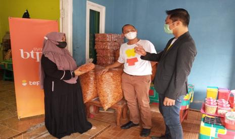 Sayyidah (kiri), salah satu nasabah pembiayaan BTPN Syariah yang berhasil mengembangkan usaha makanan kering di Lampung. Business Coach BTPN Syariah Andi Setio mengatakan, pihaknya selalu mengutamakan literasi bagi nasabahnya di daerah. Modal pemahaman terhadap nasabah itu, dinilainya penting demi membangun dan memberikan pendampingan hingga usaha yang dimaksud, bisa menggugah daerah sekitarnya.