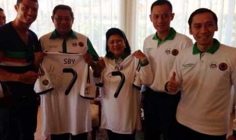 SBY dan keluarga foto bareng Cristiano Ronaldo