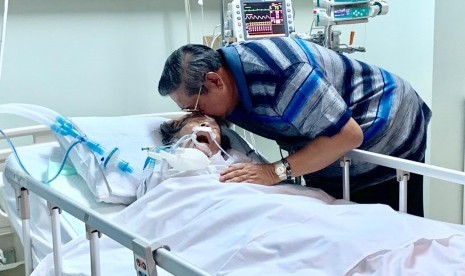 SBY menjaga ibunda Siti Habibah yang sedang sakit