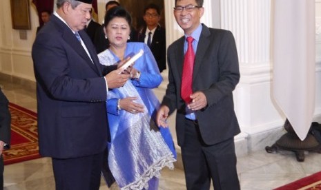 SBY terima buku dari Pemred Republika