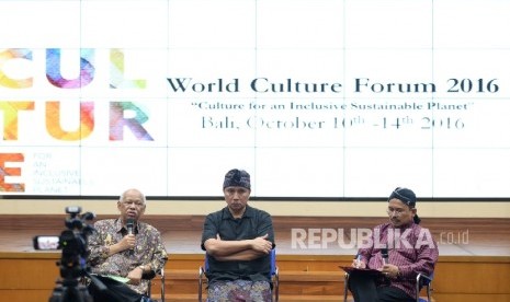 SC World Culture Forum (WCF) 2016 Azyumardi Azra (dari kiri), Dirjen Kebudayaan Mendikbud Hilmar Farid saat konferensi pers di Kemendikbud, Jakarta, Selasa (4/10).