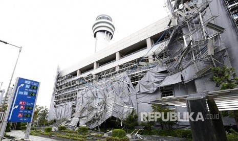 Scaffolding hit by typhoon is seen at a parking lot at Haneda airport in Tokyo, Monday, Sept. 9, 2019. (Kyodo News via AP)