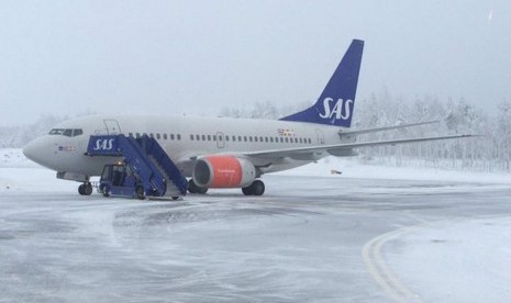 Scandinavian Airlines berpenumpang 72 orang bernomor SK1530 dari Bandara Heathrow tujuan Stockholm mendarat darurat karena ancaman bom.