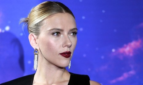 Scarlett Johansson. Scarlett Johansson pernah merasa menyesal karena kehilangan peran di film Gravity. Kala itu, dia kalah bersaing dengan Sandra Bullock yang akhirnya berperan sebagai Ryan Stone. 