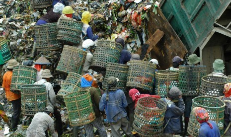 Scavengers hurriedly welcome the truck as it unloads garbage in Bantar Gebang, Bekasi, West Java. (photo file).