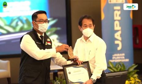  SCG berhasil memperoleh penghargaan CSR Sustainability Award dari Pemerintah Provinsi Jawa Barat dalam CSR Award yang diselenggarakan oleh BAPPEDA Provinsi Jawa Barat. Penghargaan ini diserahkan secara langsung oleh Gubernur Jabar Ridwan Kamil di forum CSR, Kamis(23/12), Ballroom Hotel Pullman Grand Central Bandung.