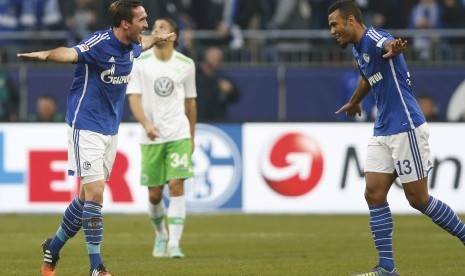 Schalke 04' s Bernd Hoewedes (L) and Eric Maxim Choupo-Moting celebrate a goal against Wolfsburg during their German first division Bundesliga soccer match in Gelsenkirchen November 22, 2014. 