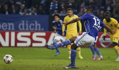 Schalke 04's Eric Maxim Choupo-Moting scores a disputed penalty goal against Sporting in their Champions League group G soccer match in Gelsenkirchen October 21, 2014. 