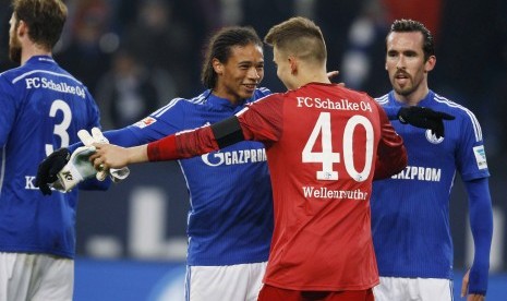 Schalke 04's Timon Wellenreuther (2nd R) and Leroy Sane (2nd L) celebrate victory, while Christian Fuchs (R) looks on, after their Bundesliga first division soccer match against Borussia Moenchengladbach in Gelsenkirchen, February 6, 2015. 