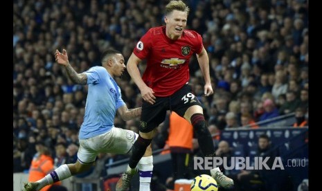 Pemain Manchester United Scott McTominay (kanan).