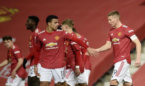 Scott McTominay (kanan) merayakan gol Manchester United ke gawang Watford bersama rekan setimnya pada laga putaran ketiga Piala FA di Olf Trafford, Ahad (10/1) dini hari WIB.