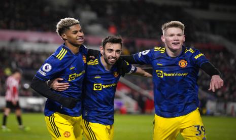 Scott McTominay (kanan) saat memperkuat Manchester United melawan Brentford dalam lanjutan Liga Primer Inggris, Kamis (20/1/2022).