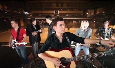 Scotty McCreery bersama bandnya sambil berjoget Harlem Shake