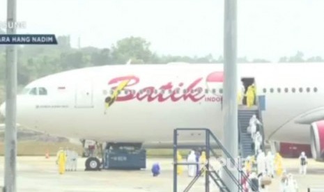 Screenshoot layar televisi dari stasiun TVRI menunjukkan suasana evakuasi Warga Negara Indonesia dari Wuhan, Hubei, China di Bandara Hang Nadim, Batam, Ahad (2/2).