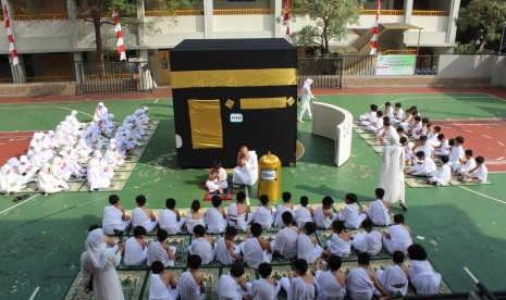 SD Bakti Mulya 400 Jakarta mengadakan latihan manasik haji yang diikuti para siswa kelas IV.