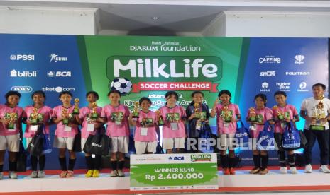 SD Cinta Kasih Tzu Chi sukses mengalahkan SDN Cipedak 01 dengan skor 9-2 di Kategori Usia (KU) 10 final MilkLife Soccer Challenge - Jakarta Seri 2 2024 yang berlangsung di Kingkong Soccer Arena, Jakarta Timur pada Ahad (10/11/2024). 