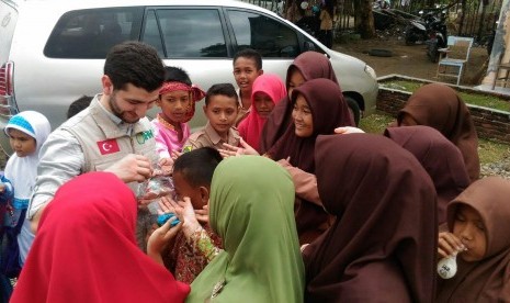 SD dan SMP PKPU Aceh dikunjungi oleh Tim IHH Turki, Kamis (16/3). 