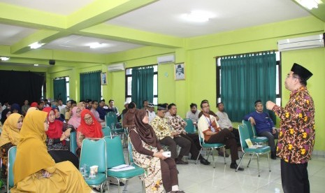 SD Islam Al Azhar 19 Sentra Primer, Jakarta, menggelar Workshop Character Building melalui konsep cara berpikir suprarasional bagi para karyawan dan guru, Jumat (14/6).