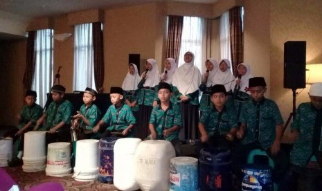 SD Juara IPC Tampilkan Musik Perkusi dengan Peralatan Bekas