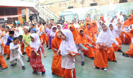 SD Juara Jakarta Timur binaan Rumah Zakat mengadakan Senam Nusantara bersama guru-guru dan wali murid, Selasa (8/8). 