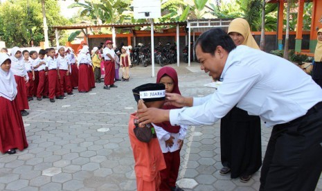 SD Juara Semarang menyambut kedatangan siswa baru.