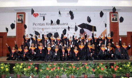 SD Juara Surabaya Gelar Wisuda Angkatan Ke-5