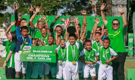 SDN 133 Inpres Talawe Maros berselebrasi juara Milo Football Championship Makassar 2019, Ahad (7/4).