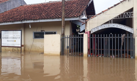 SDN Dayeuhkolot 7 di Kampung Bolero, Desa Dayeuhkolot, Kabupaten Bandung terendam banjir. Banjir di Kabupaten Bandung merendam tiga kecamatan Baleendah, Dayeuhkolot dan Bojongsoang.