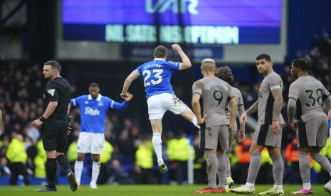 Seamus Coleman dari Everton melakukan selebrasi setelah VAR mengonfirmasi gol penyeimbang yang dicetak oleh rekannya Jarrad Branthwaite ke gawang Tottenham Hotspur dalam pertandingan Liga Primer Inggris di Stadion Goodison Park, Liverpool, Sabtu, 3 Februari 2024. 