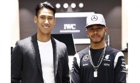 Sean Gelael (kiri) bersama Lewis Hamilton