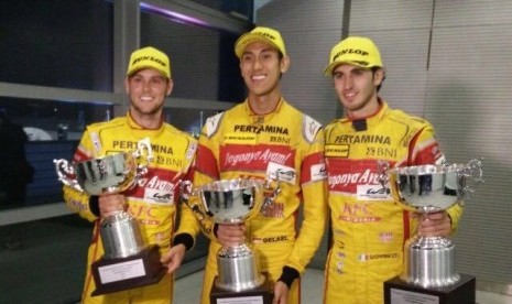 Sean Gelael (tengah) diapit dua rekannya, Antonio Giovinazzi (kanan) dan Tom Blomqvist.