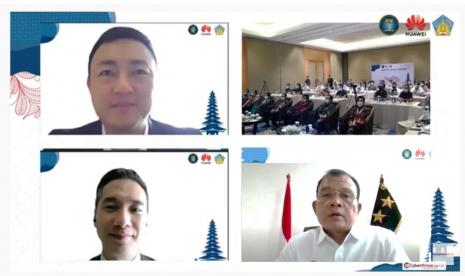 (searah jarum jam): Vice President Public Affairs and Communications Huawei Indonesia, Ken Qi, Deputi I Bidang Identifikasi dan Deteksi BSSN Irjen Pol. Dono Indarto, S.I.K., M.H., dan Eksekutif Manajer Solusi Industri Wilayah Asia Pasifik - Departemen Pengembangan Pemerintah dan Utilitas Publik Huawei Enterprise Business Group, Nicholas Yong.