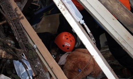 Search and Rescue process is undergoing under the rubble of a building in Manado, North Sulawesi at the weekend. Rafda Oroh (wearing helmet) finally passes away after four hour of survival. (file photo)