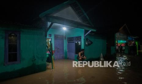 Searing warga memilih bertahan di rumahnya saat banjir di Rangkasbitung, Lebak, Banten, Rabu (12/1/2022). Hingga Rabu (12/1/2022) malam hari, hujan masih mengguyur daerah tersebut sehingga warga terpaksa mengungsi ke tempat yang lebih aman akibat debit air terus meninggi.