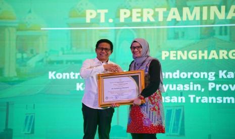 Sebagai Badan Usaha Milik Negara (BUMN), PT Pertamina (Persero) terus mendukung percepatan pertumbuhan ekonomi masyarakat, termasuk masyarakat desa di wilayah transmigrasi yang tersebar di berbagai daerah. Apresiasi ini diserahkan langsung oleh Menteri Desa, Pembangunan Daerah Tertinggal & Transmigrasi, Dr. (HC) Drs. A. Halim Iskandar, M.Pd di acara Rapat Koordinasi Transmigrasi Tahun 2024 yang berlangsung di Makassar pada Senin lalu (6/5/2024).