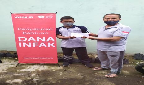 Sebagai bentuk apresiasi, Ahad (13/12) Fasilitator Desa Berdaya setempat berkesempatan untuk bertemu langsung dengan Rizallduin yang telah setia menemani para Penerima Manfaat di kampung Jatisari. Tidak lupa, fasilitator juga menyerahkan bantuan transport dari infaq donatur melalui infaq.id.