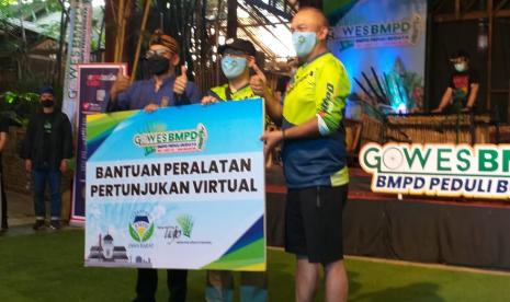 Sebagai bentuk kepedulian perbankan Jawa Barat melalui BMPD (Badan Musyawarah Perbankan Daerah) Jawa Barat terhadap sektor Pariwisata khususnya seni budaya Jawa Barat, memberikan bantuan peralatan untuk pertunjukan virtual kepada Saung Angklung Udjo, Rabu (31/3).