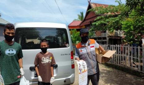 Sebagai bentuk kepedulian terhadap sesama, Badan Usaha Milik Masyarakat (BUMMas)  Topejawa Berdaya yang berlokasi di Desa Topejawa Kecamatan Mangarabombang Kabupaten Takalar,  Sulawesi Selatan membagikan masker kepada warga, Selasa (14/4). 