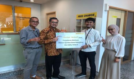 Sebagai bentuk komitmen bersama, Maybank Indonesia turut kontribusi dalam kurban plus penghijauan. Maybank salurkan 1 ekor sapi melalui program Green Kurban. Prosesi akad Green Kurban ini disampaikan dari pihak Maybank Syariah kepada Sinergi Foundation di Kantor Maybank Syariah, Asia Afrika, Bandung pada hari Senin (26/06).