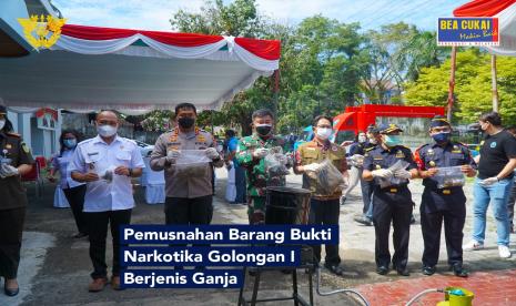 Sebagai bentuk komitmen dalam menjalankan perannya sebagai Community Protector, atau melindungi masyarakat dari barang-barang yang berbahaya, Kantor Wilayah Bea Cukai Sulawesi Bagian Utara menghadiri acara pemusnahan barang bukti berupa Narkotika Golongan I pada hari Kamis (29/07), bertempat di Gedung Kantor BNN Provinsi Sulawesi Utara.