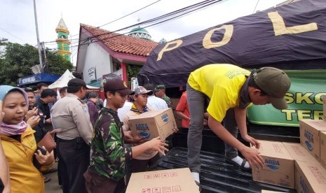 Sebagai bentuk perhatian sekaligus meringankan beban para korban banjir di wilayah Jabodetabek, Danone-AQUA menyalurkan bantuan berupa ribuan botol air mineral, Selasa (7/1).