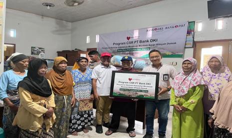 Sebagai bentuk respon atas penanganan pasca bencana musibah banjir di wilayah Demak dan sekitarnya, Bank DKI Peduli menyerahkan bantuan kebutuhan mendesak kepada warga di Desa Prampelan, Kecamatan Sayung, Demak.