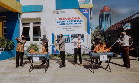 Sebagai bentuk tindak lanjut barang hasil sitaan dan sebagai wujud transparansi kepada masyarakat, Bea Cukai di tiga daerah menggelar pemusnahan barang milik negara (BMN) hasil penindakan. Beberapa kantor yang kali ini melakukan pemusnahan yaitu Bea Cukai Sulawesi Bagian Selatan (Sulbagsel), Bea Cukai Ketapang, dan Bea Cukai Samarinda pada periode bulan Juli 2021.