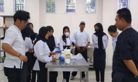 Sebagai Kampus Digital Kreatif Universitas BSI (Bina Sarana Informatika) terus berkomitmen dalam mempersiapkan mahasiswa Program Studi (prodi) Perhotelan dengan keahlian Patisseri yang unggul.