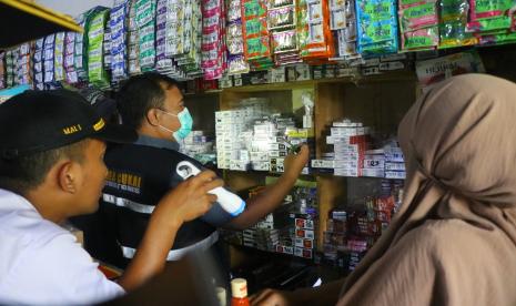 Sebagai langkah preventif dan represif dalam menggempur peredaran rokok ilegal, kantor-kantor Bea Cukai di berbagai daerah menggelar operasi pasar.